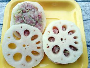 把搅拌均匀的肉末面夹在莲藕中