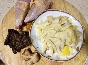 准备所需食材，鲜笋是提前焯水后用盐水浸泡处理过的