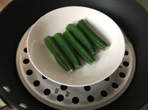 放入锅中蒸十分钟即可。