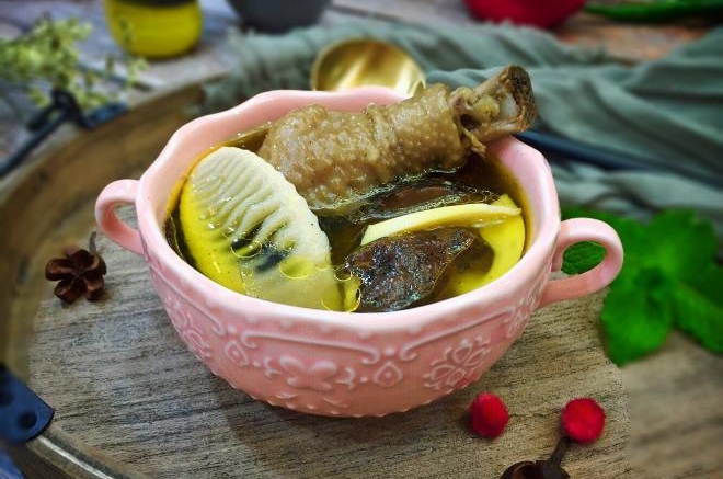 黑熊掌菌鲜笋土鸡汤