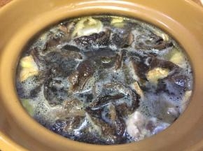 汤汁再次烧开时，出现浮沬，用勺子打去浮沬