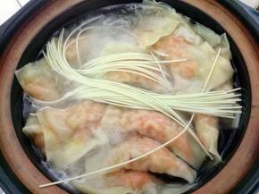 锅里水开放入馄饨煮再加入黄瓜细面