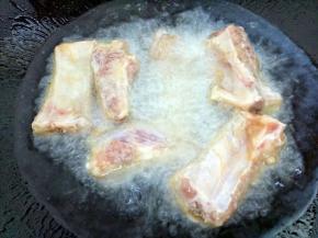 锅里热油，放入排骨炸