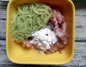 煮好的黄瓜细面放入肉末中再加入一勺玉米淀粉和一勺盐