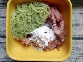 煮好的黄瓜细面放入肉末中再加入一勺玉米淀粉和一勺盐