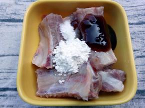 再加入蚝油和玉米淀粉