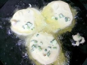 锅里油热放入炸