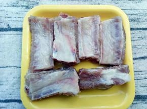 排骨用开水烫一下去掉血水