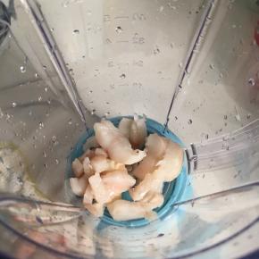 把山药和腌好的鳕鱼块放入料理机打成泥，没有料理机的话可以用刀剁成泥。