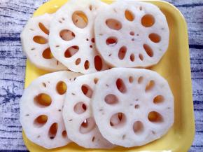 莲藕去皮切小块
