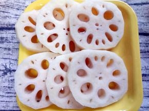 莲藕去皮切小块