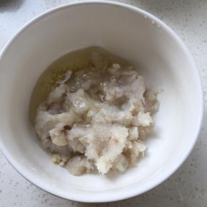 打好的泥和蛋清、秋葵籽搅拌均匀。