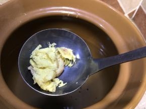 砂锅加入纯净水再加入老姜