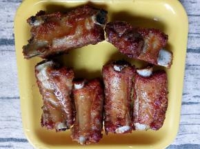 炸好的排骨装盘子