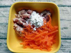 抽丝好的胡萝卜加入肉末中再加入一勺玉米淀粉