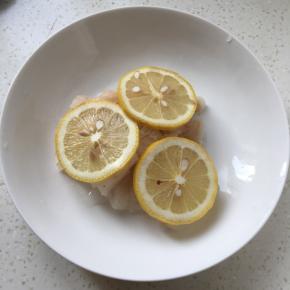 鳕鱼切小块，盖上柠檬片腌制十分钟。