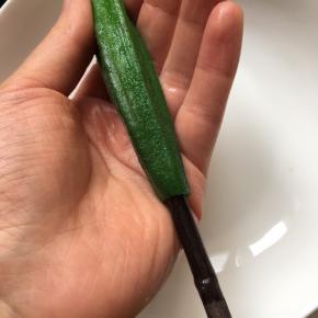 用筷子把秋葵籽戳了放碗中备用。