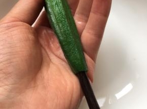 用筷子把秋葵籽戳了放碗中备用。