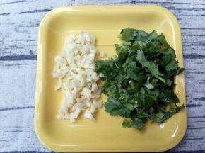 蒜头和香菜切小