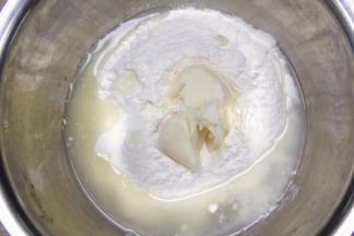 把油酥所有材料全部混合均匀