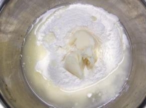 把油酥所有材料全部混合均匀