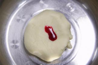 把油酥所有材料全部混合均匀，揉成团