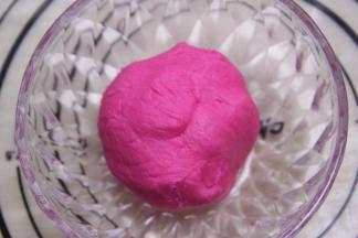 加入粉红色素，混合均匀，松驰20分钟