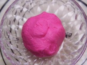 加入粉红色素，混合均匀，松驰20分钟
