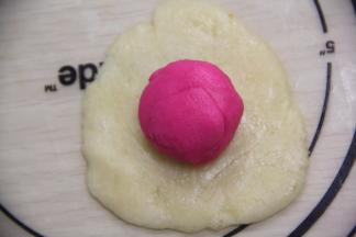 取一个油皮用擀面杖擀开，放上油酥包住