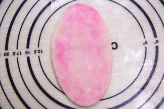 松驰后，用擀面杖擀成牛舌状