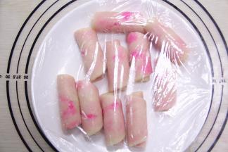 卷完后，盖上保鲜膜松驰10分钟