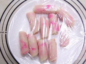 卷完后，盖上保鲜膜松驰10分钟