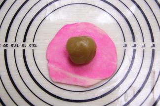 松驰完后，用擀面杖将面团擀成圆形