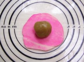 松驰完后，用擀面杖将面团擀成圆形