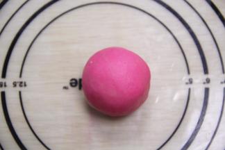 然后，用虎口收圆捏紧，底部朝下