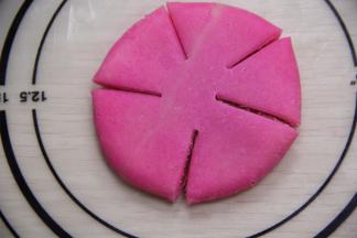 用手掌轻轻压扁压平,用刮刀等距切成5片