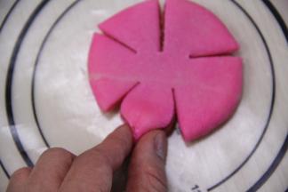 用手指把边角捏紧一下