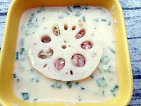 夹好的莲藕面放入面粉中沾匀均