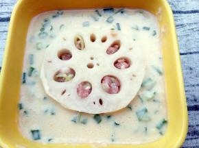 夹好的莲藕面放入面粉中沾匀均