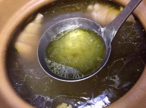 熬汤中途需要搅拌，45分钟后汤汁飘出浓浓的鲜美香