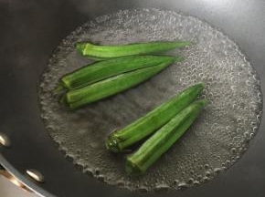 秋葵放入锅中焯水一分钟。
