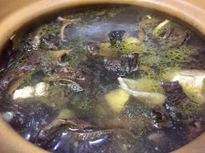 出去浮沫的汤汁已经浮着土鸡汤的黄油了，加盖熬汤，注意用小火