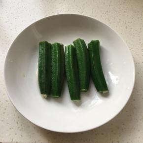 裱花袋剪一个筷子粗的口，把鱼泥挤入秋葵中。