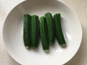 裱花袋剪一个筷子粗的口，把鱼泥挤入秋葵中。