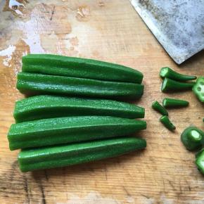 焯好水的秋葵去头去尾。