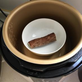 山药放锅中蒸熟。