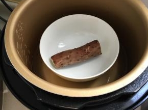 山药放锅中蒸熟。
