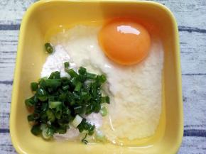 面粉中打入一个鸡蛋和切细的葱