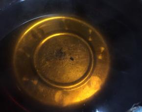 熊掌菌泡发捞起，水不要倒掉了