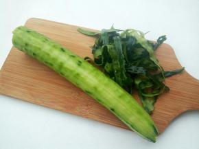 咱们先来准备一根新鲜的黄瓜，黄瓜洗净削皮